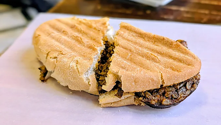 Montadito de Casa Morales, uno de los nuevos Soletes de Navidad en Sevilla